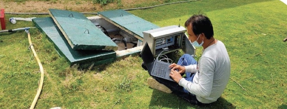 Kỹ sư kết nối Data Logger tại giếng quan trắc nước ngầm