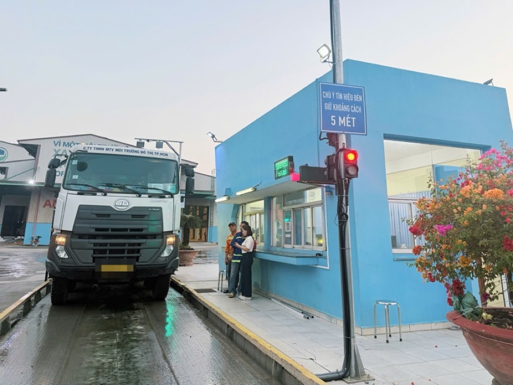 Xe thu gom vào trạm cân tự động tại cơ sở xử lý chất thải rắn